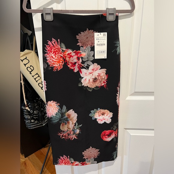 Zara Dresses & Skirts - ZARA Floral Pencil skirt.
